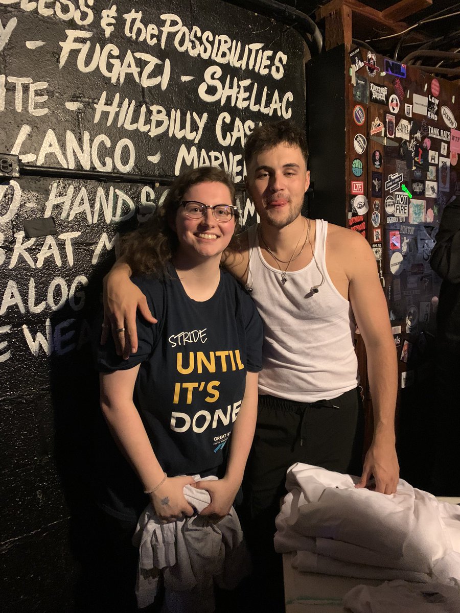 eholder8's tweet photo. Had a freaking awesome time at @itismunn first ever live show!!! Might have a new Lock Screen and some my other fav pics #itsmunn #firstliveshow https://t.co/gfS4YFrouk