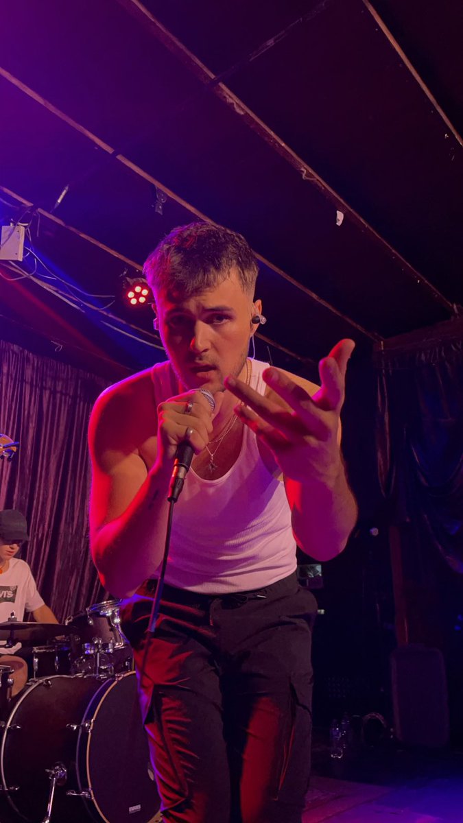 eholder8's tweet photo. Had a freaking awesome time at @itismunn first ever live show!!! Might have a new Lock Screen and some my other fav pics #itsmunn #firstliveshow https://t.co/gfS4YFrouk