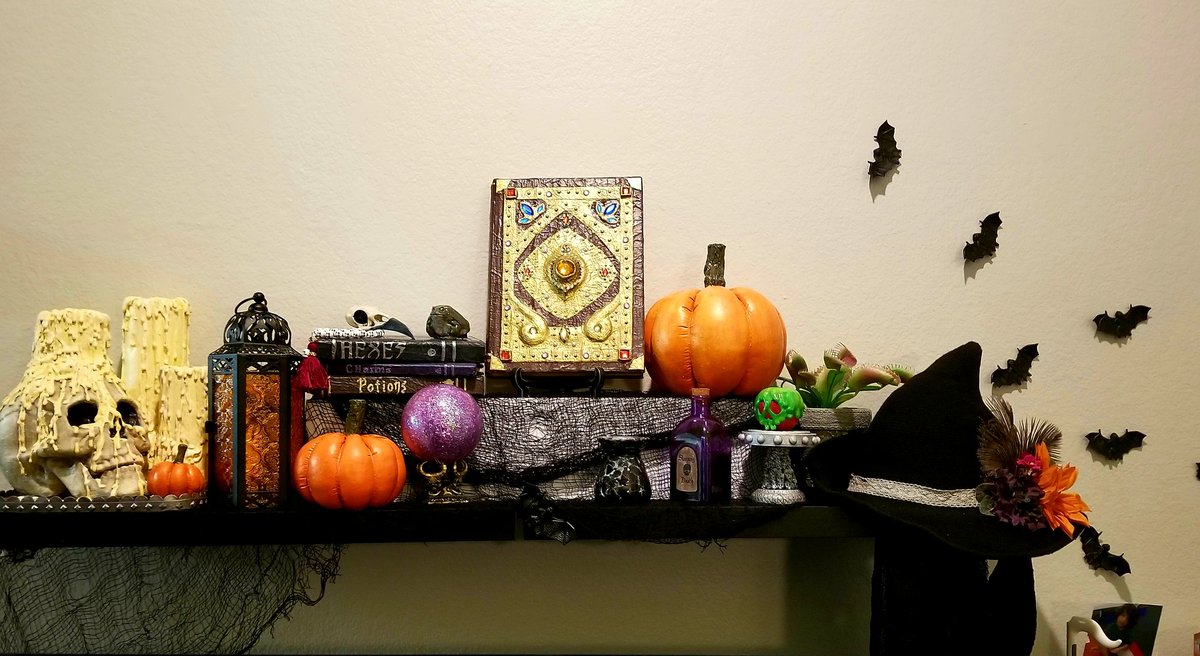 MissyMade1's tweet photo. Finished my Halloween vignette! I'll work on it more next year, haha #Halloween2022 https://t.co/UGhj5cvFM7
