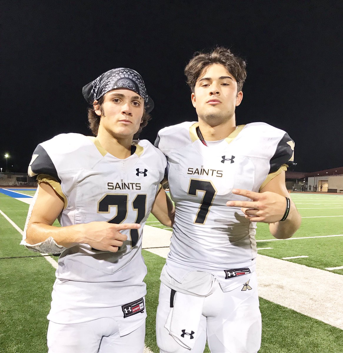 FootballRecruit's tweet photo. Final Score: #XavierPrep defeats Notre Dame Riverside 47-13.
Ryder Ruiz over 300 total yards and 5 TD. Tyson Ruiz 6 catches 126 yards and TD. Jesus Pezos pick six. Freshman Jaylon Malcolm 172 yards and 2 TD runs for the Saints. https://t.co/UOUUGQzX9M