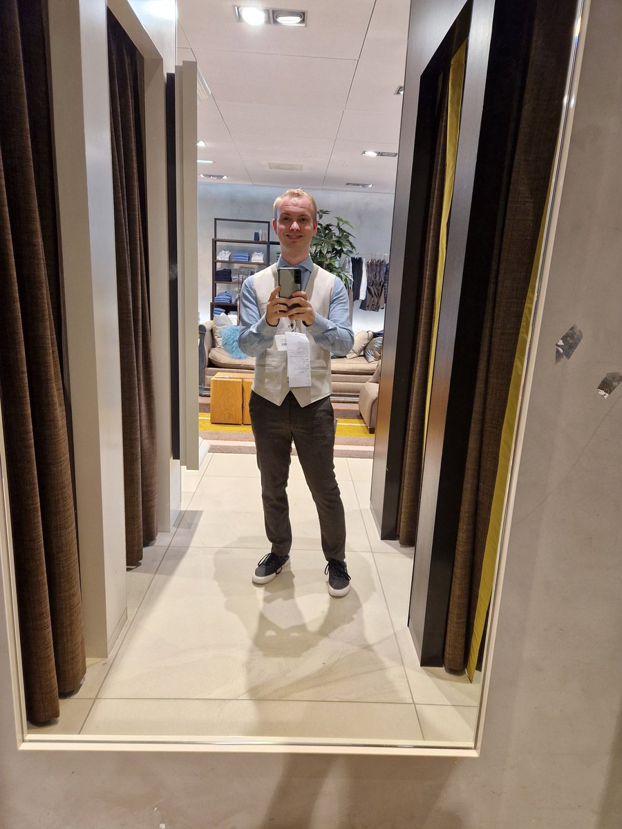 PullBram's tweet photo. Hoi lieve, leuke mensen🙂
Ik ben echt heel stil, en reageer ook niet echt nu. Komt omdat ik gewoon zenuwachtig ben want mijn broertje #trouwt vandaag🤵👰‍♀️
En dit is wat ik met mijn andere broer en schoonzus heb gekocht.
Maak er een mooi en gezellig dag van vandaag toppers🙂💖:) https://t.co/hQvtX9yHJK