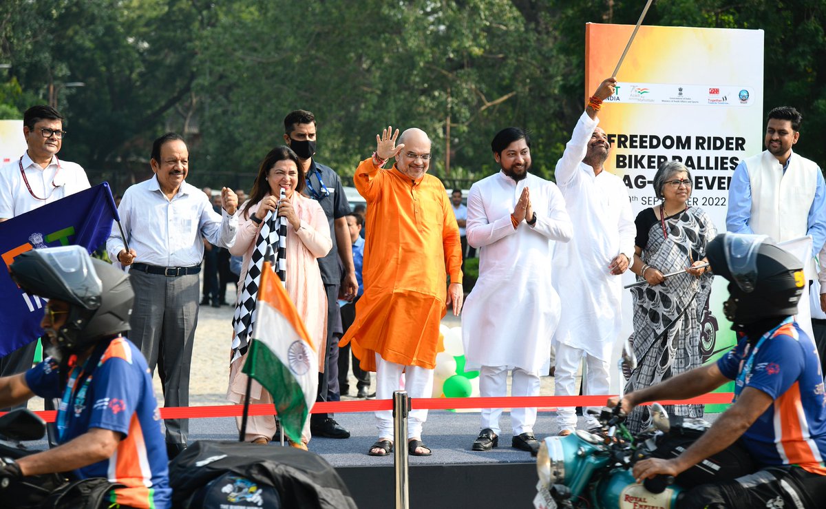 FitIndiaOff's tweet photo. The Freedom rider Biker rallies in partnership with Fit India, was flagged off at the Major Dhyanchand Stadium in New Delhi this morning by the Hon'ble Union Minister of Home Affairs and Cooperation Shri. @AmitShah and other dignitaries🏁

#FitIndiaMovement
#AzadiKaAmritMahotsav https://t.co/Y8r4inj5TV