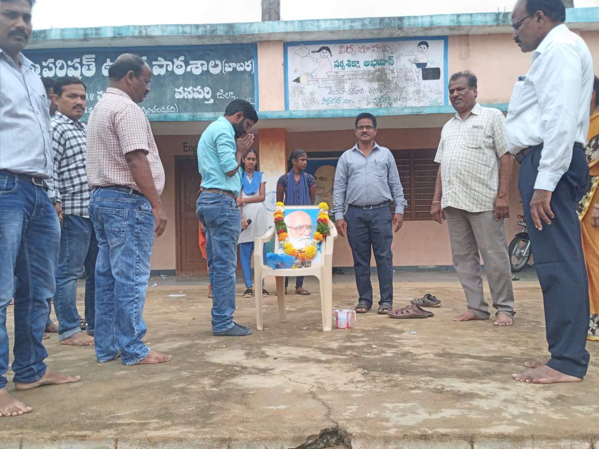 KIRANCHINTAKUN2's tweet photo. నీ అభిప్రాయంతో నాకు ఏకీభావ��� లేకపోవచ్చు కానీ,నీ అభిప్రాయం చెప్పే స్వేచ్ఛ కోసం నా ప్రాణాలైనా ఇస్తాను అన్న ఫ్రెంచ్ తత్వవేత్త వోల్టేర్ మాటలకు ఆచరణ రూపం తెలంగాణ కవి కాళోజి..
ప్రజల గొడవనే తన గొడవగా భావించిన కాలోజి గారికి జన్మదిన శుభాకాంక్షలు.. https://t.co/R0pCaWrvem