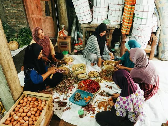 GelarPrakosa's tweet photo. Percakapan di dapur istana.

"Lha iyo, bojone William wi ayu tapi ra tau sobo pawon"
"Hyuuuuh jan bedhoo karo Megan. Ket isuk mruput wis angkat-angkat beras" https://t.co/EI1ZsF1fSR