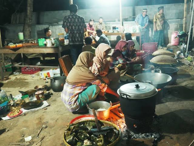 GelarPrakosa's tweet photo. Percakapan di dapur istana.

"Lha iyo, bojone William wi ayu tapi ra tau sobo pawon"
"Hyuuuuh jan bedhoo karo Megan. Ket isuk mruput wis angkat-angkat beras" https://t.co/EI1ZsF1fSR