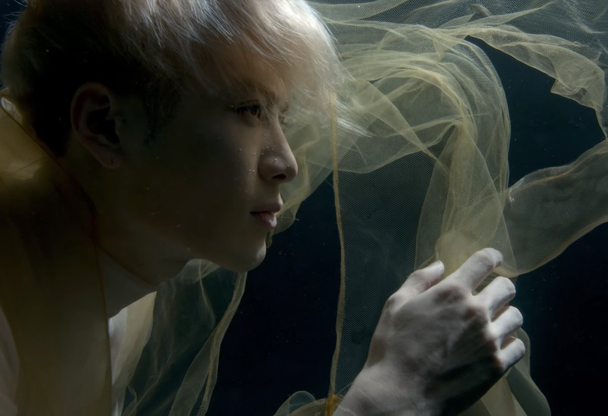 13notbythemoon's tweet photo. This is ART.
#MAGIC_MAN #JacksonWang #JacksonWangBlue https://t.co/VwQ00JI420