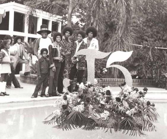 TheMJJournal's tweet photo. #OnThisDay in #TheMJJournal: September 9, 1973: After a big year of touring, The Jackson family held a “Thank You Party” at their home in Encino &amp; invited local DJs, Motown staff and record executives. #MichaelJackson #TheJacksons https://t.co/rEix0i1NV3