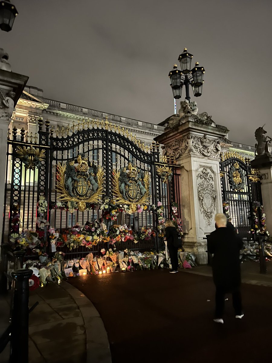 AnthonyLebbos's tweet photo. 6h devant le palais de Buckingham et les bouquets de fleurs qui s’amoncellent #QueenElizabeth @BFMTV https://t.co/1XgOHUZcOh