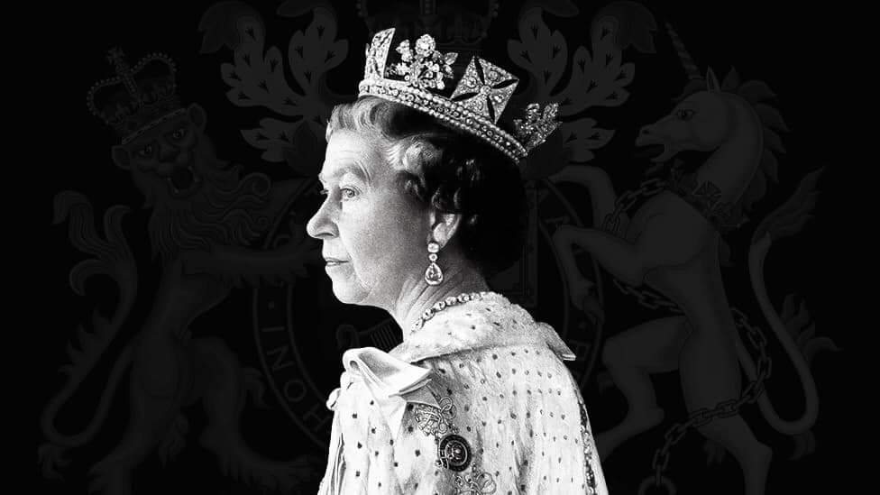 AnyatNah's tweet photo. Soy detractor de las monarquías, me parecen Instituciones caducas y retrógradas, pero es que himno, sus enseñanzas, el punk y sobre todo la salsa y la semana inglesa...  😏😜😅 #QueenElizabeth #ElizabethII #GodSaveTheQueen #ReinaIsabel https://t.co/SszehDi16K