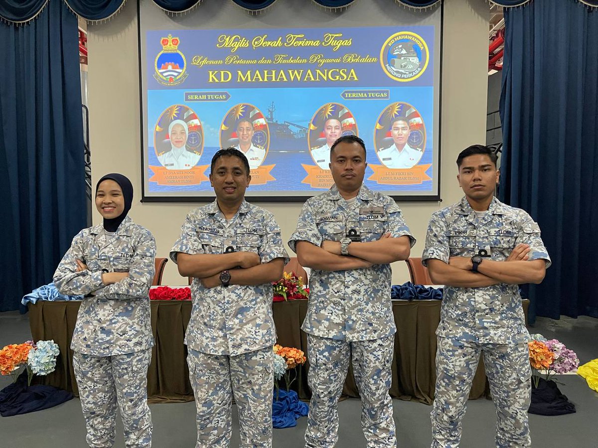 Majlis Serah Terima Tugas Pegawai Leftenan Pertama antara Lt Kdr Fazlan Fahme TLDM dan Lt Kdr Mohd Khairul Ikhwan TLDM serta Timbalan Pegawai Bekalan antara Lt Dya Siti Noor Ameerah TLDM dan Lt M Fikri Razak TLDM disaksikan oleh Pegawai  Memerintah.

#FairWindsFollowingSeas