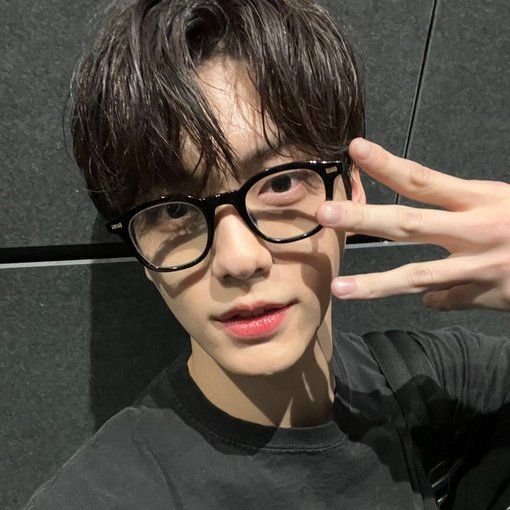 ㅤ
ㅤ       渡 — 090922.💗
           ⠀⠀
           ⠀〔 first selfie update. good aftie! 〕
           ⠀