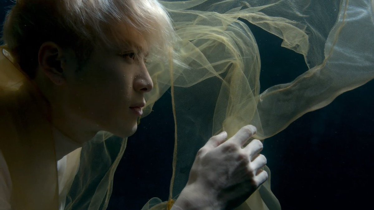 ravengrls's tweet photo. джексон = искусство 🌊

#MAGIC_MAN #JacksonWang #JacksonWangBlue https://t.co/vbXKusTNyk