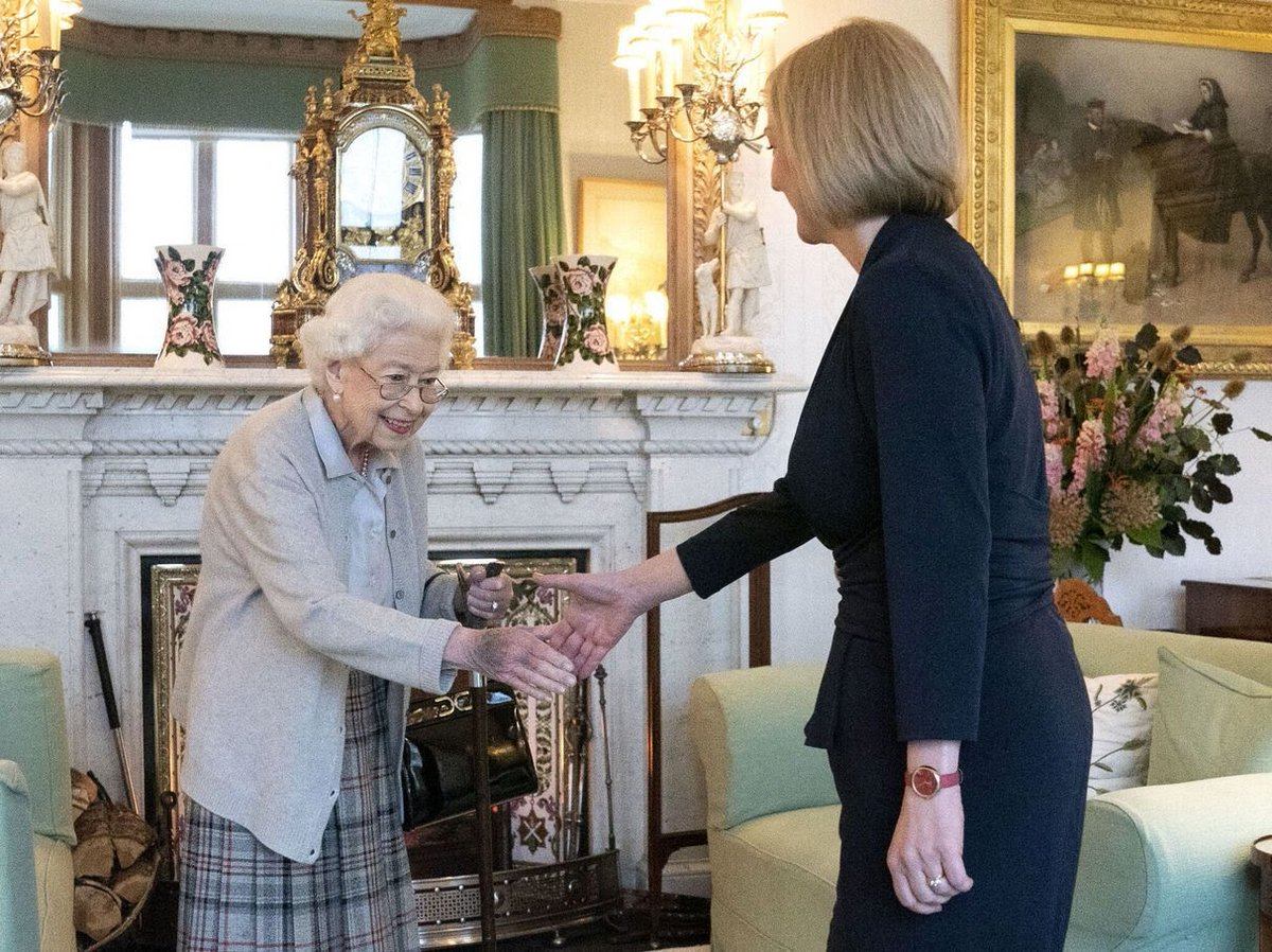 courtois_l's tweet photo. #ElizabethII recevait rayonnante de vie #Liss #Truss. 48h plus tard elle n'était plus. J espère que ce n est pas un signe avant coureur pour un avenir #funeste pour l'#Angleterre. Petit conseil evitez de lui serrer la main. https://t.co/F5r768FkIM