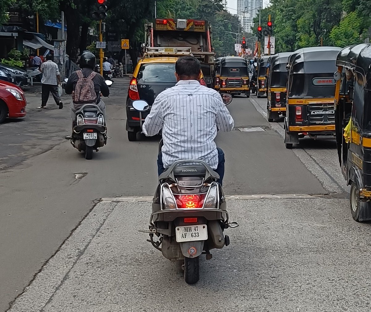 Monusai's tweet photo. @MTPHereToHelp @MumbaiPolice @Dev_Fadnavis @CMOMaharashtra @nitin_gadkari  Pls look into your dept who flaunts Traffic rules everyday
Location :- S.V. Road, Kandivali West
Time: 10:30 am https://t.co/b08ObByVLC