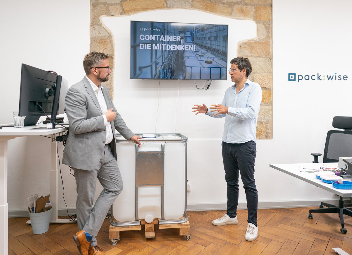 SMWA_SN's tweet photo. 💡 Unsere #WiTourSN mit @MartinDulig machte gestern bei @Packwise_B2B in #Dresden halt. #Packwise zählt zu den sechs innovativsten Unternehmen Ostdeutschlands und erhielt im Frühjahr den Wirtschaftspreis #VORSPRUNG, des Ostdeutschen Wirtschaftsforums OWF, @OWF_Initiative 🧵👇 https://t.co/DNdKPw7YY3