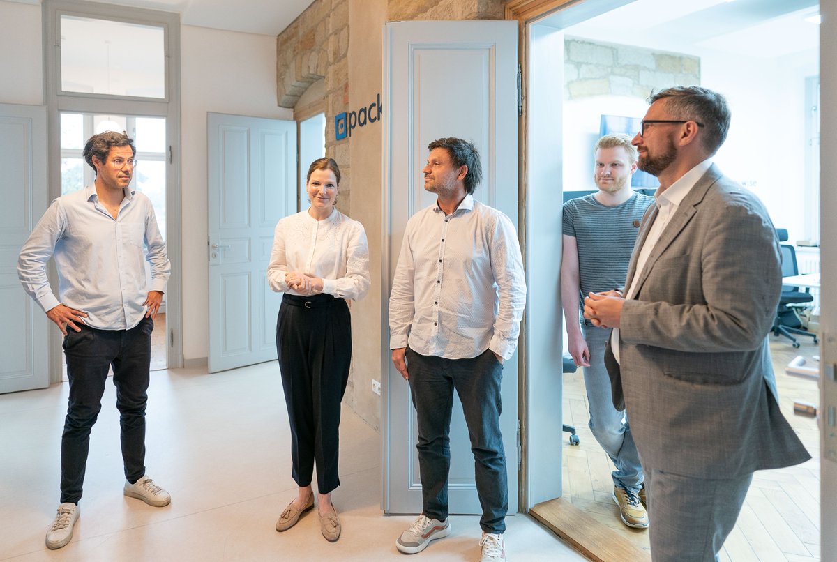 SMWA_SN's tweet photo. 💡 Unsere #WiTourSN mit @MartinDulig machte gestern bei @Packwise_B2B in #Dresden halt. #Packwise zählt zu den sechs innovativsten Unternehmen Ostdeutschlands und erhielt im Frühjahr den Wirtschaftspreis #VORSPRUNG, des Ostdeutschen Wirtschaftsforums OWF, @OWF_Initiative 🧵👇 https://t.co/DNdKPw7YY3