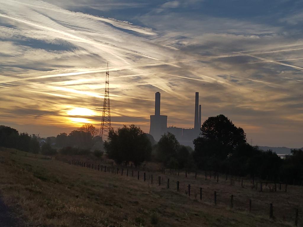 Heute für den <a href="/adfcdinvoe/">ADFC Dinslaken-Voerde e.V.</a> mal eine andere Kontrollfahrt gefahren.
Die #Steag von #Eppinghofen aus, sieht nicht so toll aus, wie im Sonnenaufgang von #Götterswickethamm (Storchennest) aus. 
#Radfahren #MdRzA