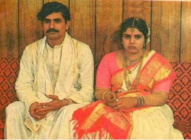 NPavala's tweet photo. చేపలు అమ్ముకునే ఆమెను ప్రేమపేరుతో లోబరుచుకొనీ తనచదువుకు ఆమె డబ్బులు వాడుకొని,INCలో చేరాక ప్రచార వాహనాలలో రాత్రుళ్ళు పెట్రోల్ దొంగలించి అమ్ముకొని వచ్చిన డబ్బులతో ఒక బ్రోకర్ కి డబ్బులు కట్టి NTR గారికూతురు (అప్పటికే లేచిపోయి కడుపుతో తిరిగి వచ్చిన) ఆమెను పెళ్లి చేసుకున్న వెదవ @ncbn https://t.co/7zpwInqMoK