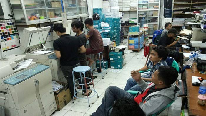 GelarPrakosa's tweet photo. Pangeran Harry nunggu fotokopian buku yasin. https://t.co/bWAljhYNkG