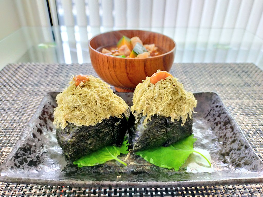 今日の朝昼ごはん とろろ昆布梅おにぎり かぼちゃといんげん、豚肉の味噌汁 改めて言うのもナンですが食べるのってホント大事。ちょっと復活してモリモリ食べる( 'ч' )