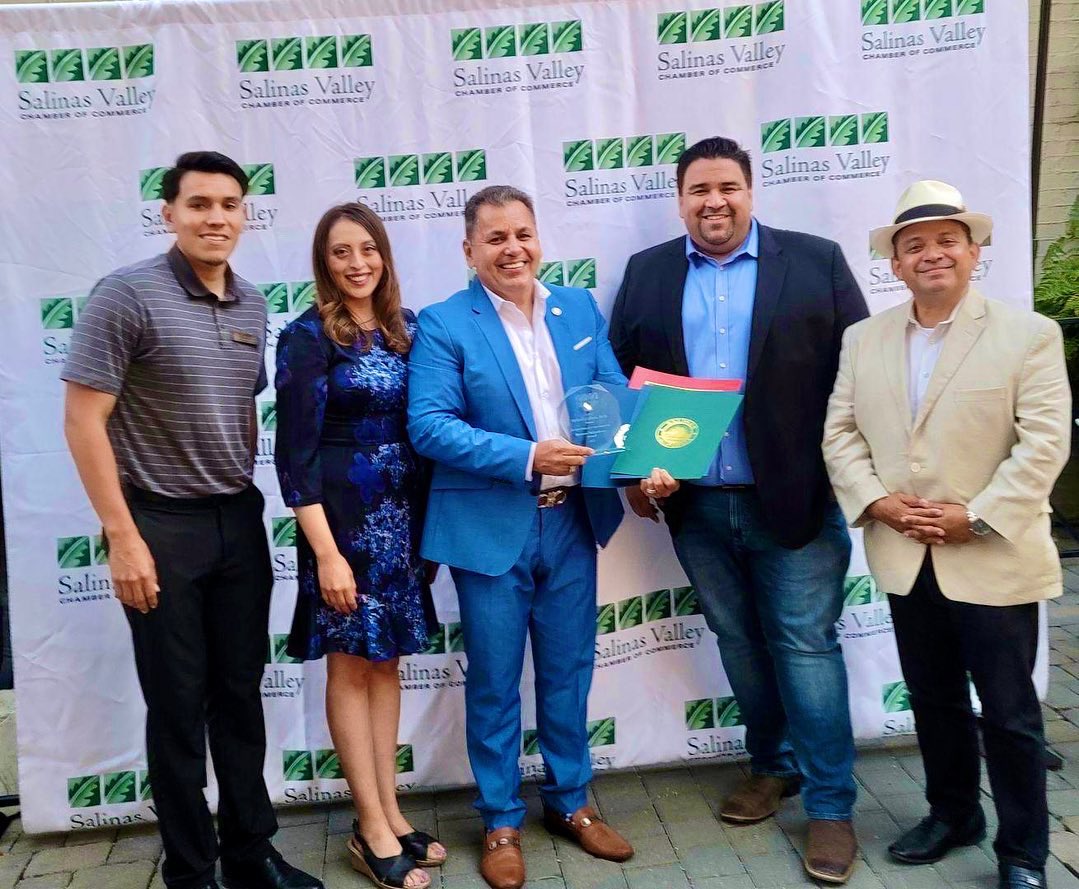 SupervisorAlejo's tweet photo. Awesome @SalinasChamber Gala tonight honoring some amazing local heroes:
- Brew-N-Crew Small Business owner #MarleneGarcía🍻
- Attorney #DanielLittle⚖️
- Medical Doctor #RolandoCabrera🏥
- #CarlaRocha of Artistic Impressions🎨
- #JohnDArrigo & D’Arrigo Farms🥬
- SVMH Hospital🏥 https://t.co/bAoTbHyX70