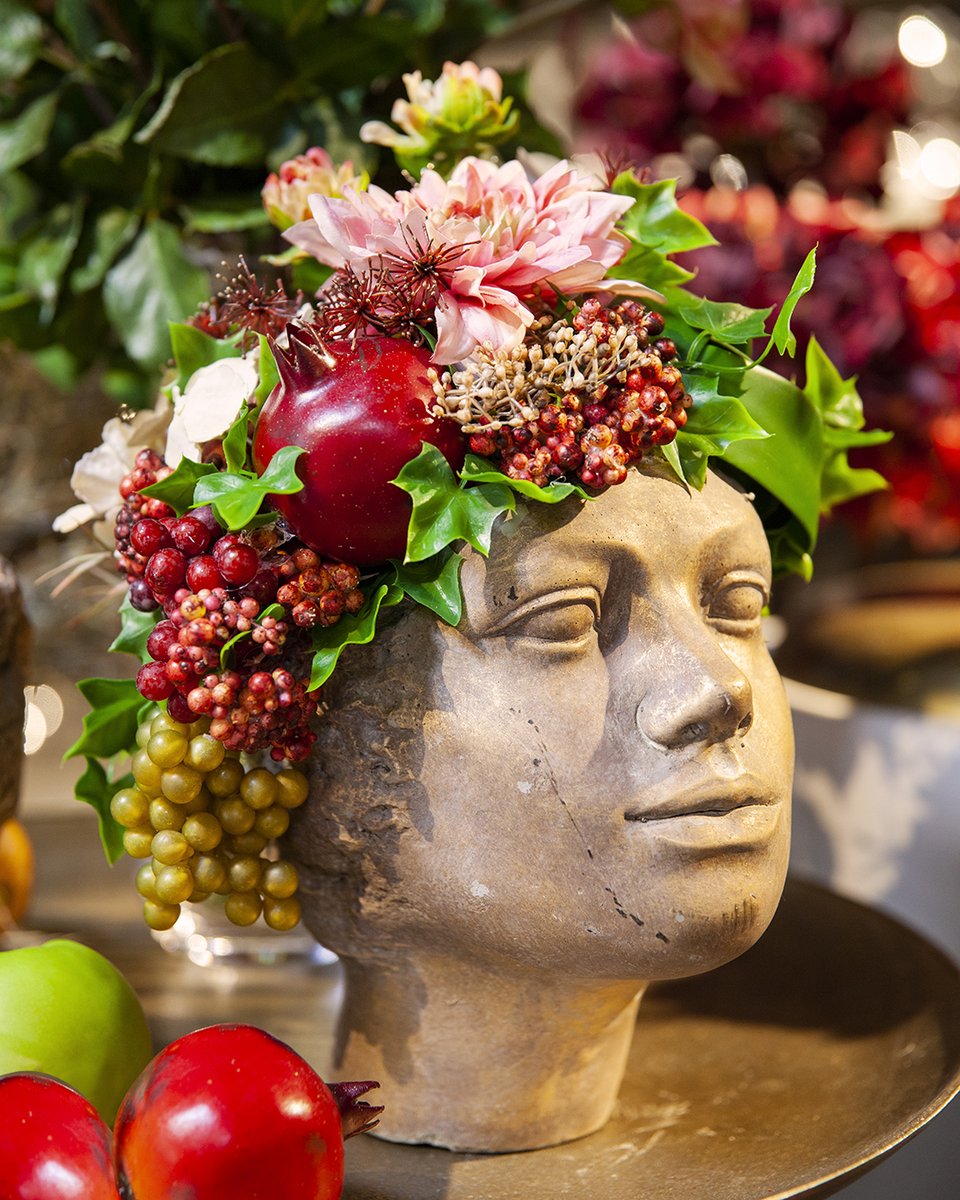 GardenCentreSc1's tweet photo. En ce moment, la déco n'en fait qu'à sa tête! 😉 Coiffée de végétal artificiel plus vrai que nature, la tête bien remplie ou en tête-à-tête avec une lampe, choisissez votre style. Pssst… une jolie surprise se prépare pour demain! Saurez-vous deviner quoi? 😊 #schilliger https://t.co/OlKs3PsbYH