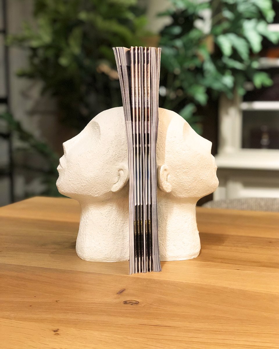 GardenCentreSc1's tweet photo. En ce moment, la déco n'en fait qu'à sa tête! 😉 Coiffée de végétal artificiel plus vrai que nature, la tête bien remplie ou en tête-à-tête avec une lampe, choisissez votre style. Pssst… une jolie surprise se prépare pour demain! Saurez-vous deviner quoi? 😊 #schilliger https://t.co/OlKs3PsbYH