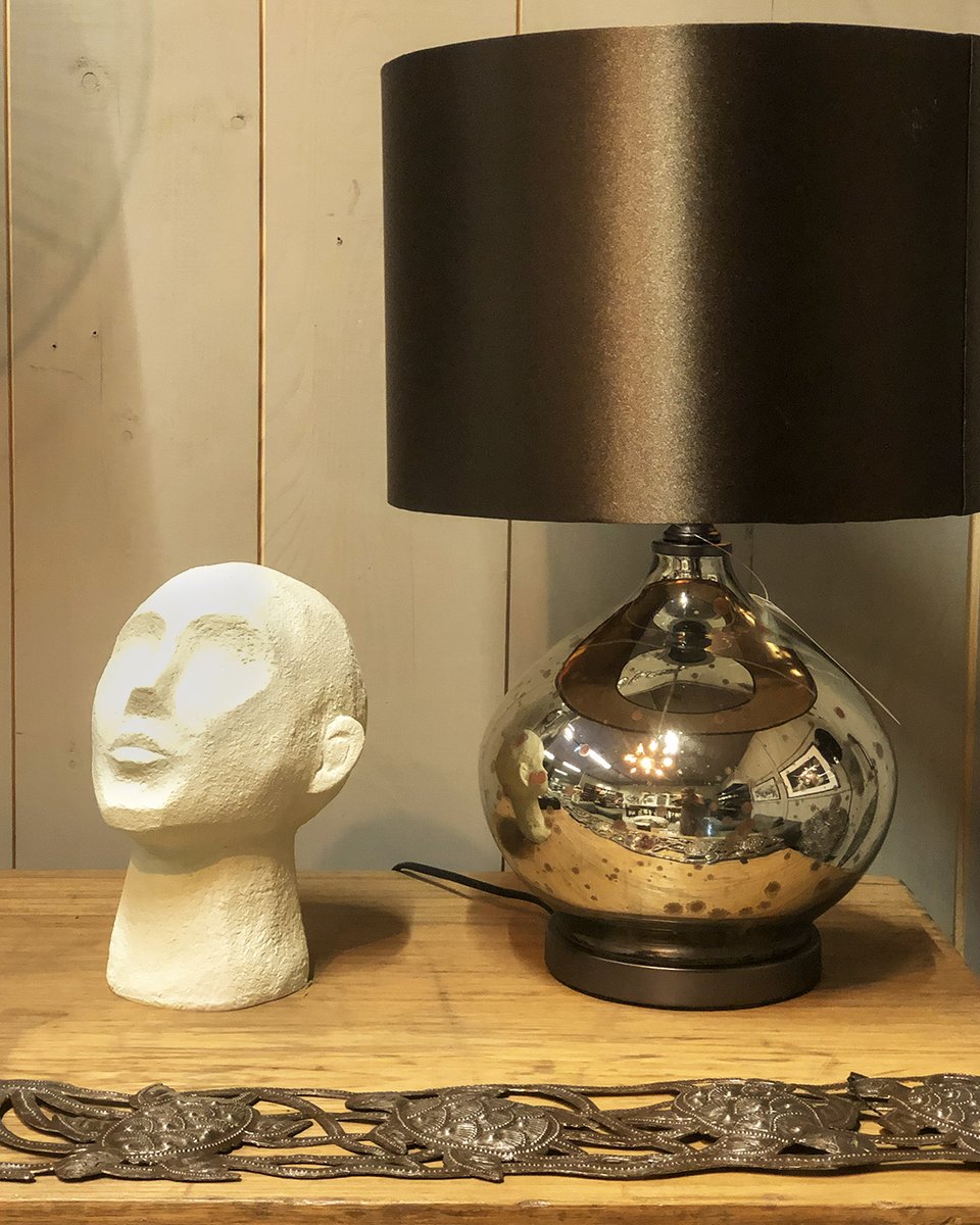 GardenCentreSc1's tweet photo. En ce moment, la déco n'en fait qu'à sa tête! 😉 Coiffée de végétal artificiel plus vrai que nature, la tête bien remplie ou en tête-à-tête avec une lampe, choisissez votre style. Pssst… une jolie surprise se prépare pour demain! Saurez-vous deviner quoi? 😊 #schilliger https://t.co/OlKs3PsbYH