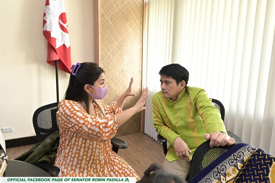 Naintindihan mo ba sir anong sabi ni maam mariel, sabi nya sabihan mo c alan peter cayetano yong pinangako niyang sampong libong pag asa sa bawat pamilya nasaan na ibigay na raw😂🤣😂