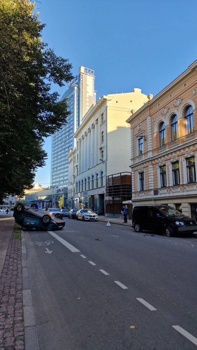 breakinglv's tweet photo. 🇱🇻 Avārijas rezultātā Elizabetes ielā (#Rīga, #Centrs, #Latvija) automašīna apgāzusies uz jumta.
📸 @TomsKalnitis https://t.co/SJfksuYJix