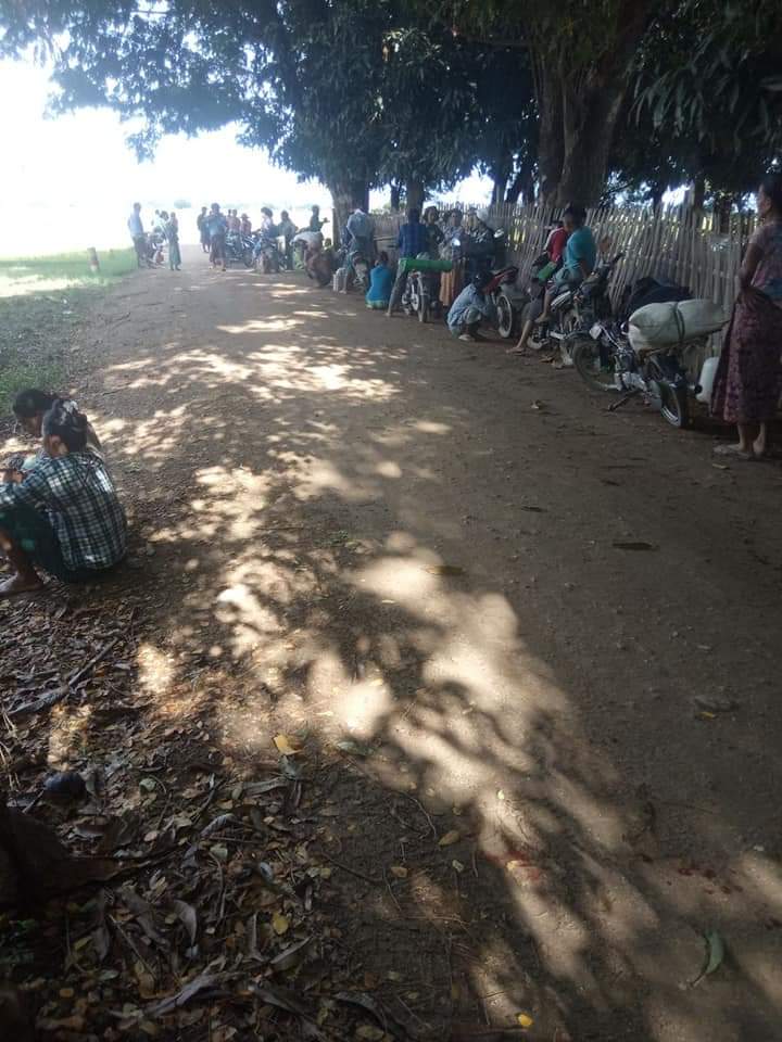 miN13700's tweet photo. Photo News (4/5)

Local civilians in Yaylalkyun area of Magway Region's Yesagyo township, who have been fleeing junta's offensive, raid, arson and brutalities since September 6.

#HelpMyanmarIDPs
#2022Sept9Coup
#WhatsHappeninglnMyanmar https://t.co/V3XYR50Jt9