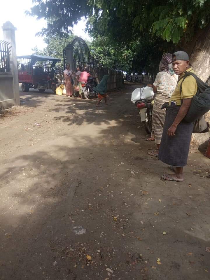 miN13700's tweet photo. Photo News (4/5)

Local civilians in Yaylalkyun area of Magway Region's Yesagyo township, who have been fleeing junta's offensive, raid, arson and brutalities since September 6.

#HelpMyanmarIDPs
#2022Sept9Coup
#WhatsHappeninglnMyanmar https://t.co/V3XYR50Jt9
