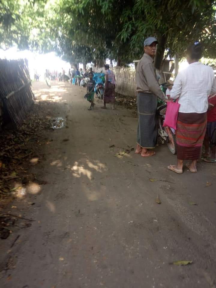 miN13700's tweet photo. Photo News (4/5)

Local civilians in Yaylalkyun area of Magway Region's Yesagyo township, who have been fleeing junta's offensive, raid, arson and brutalities since September 6.

#HelpMyanmarIDPs
#2022Sept9Coup
#WhatsHappeninglnMyanmar https://t.co/V3XYR50Jt9