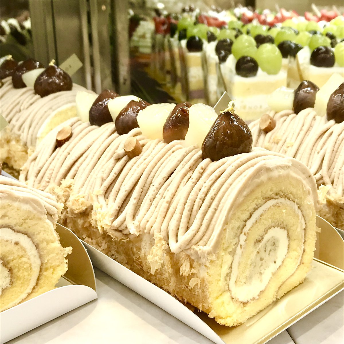 今日9 9 金 は 秋のロールケーキの日 渋皮栗入りのクリームを巻いたスポンジにマロンクリームを絞って 渋皮栗と洋梨を飾った 渋皮栗のモンブラン ロール 1個 1 944円 秋らしさ満点のロールケーキをおやつにどうぞ 地下1階 アンテノール 町田市 町田市民ニュース
