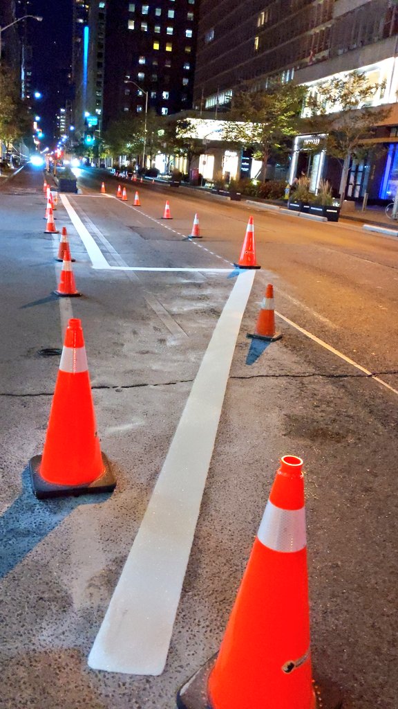 inHrEye's tweet image. Finally making the W. section of the #ActiveTO #BikeTO Bloor Street cycle track permanent tonight.
We are replacing the temp paint lines with reflective durable markings of the proper width, correcting tapers/symbols &amp;amp; adding intersection markings between Avenue &amp;amp; Sherbourne.
