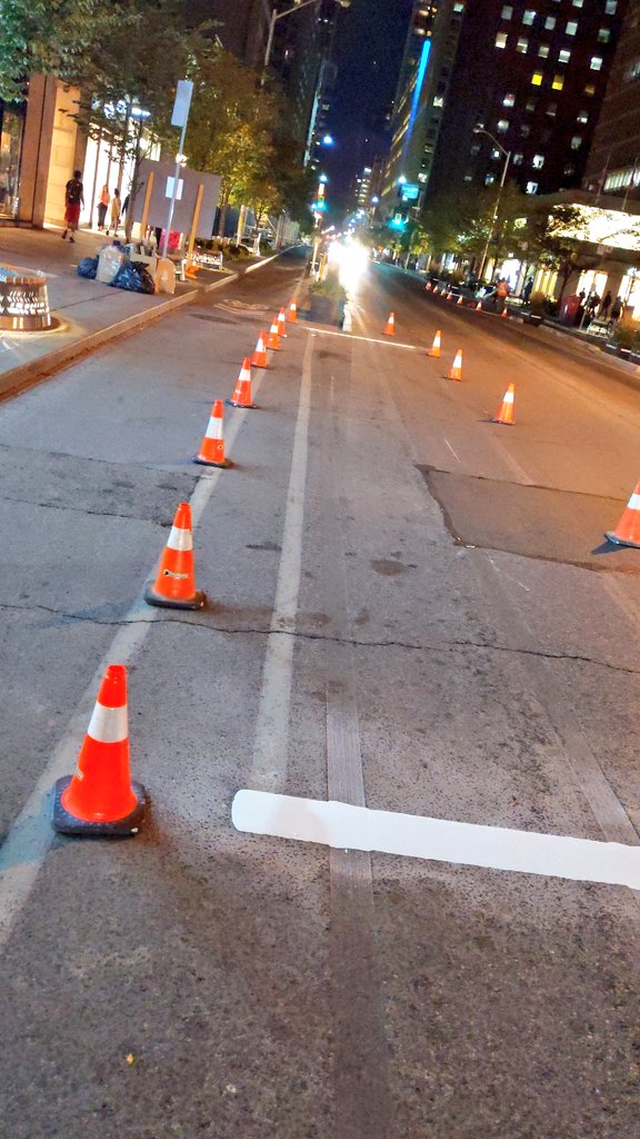 inHrEye's tweet image. Finally making the W. section of the #ActiveTO #BikeTO Bloor Street cycle track permanent tonight.
We are replacing the temp paint lines with reflective durable markings of the proper width, correcting tapers/symbols &amp;amp; adding intersection markings between Avenue &amp;amp; Sherbourne.