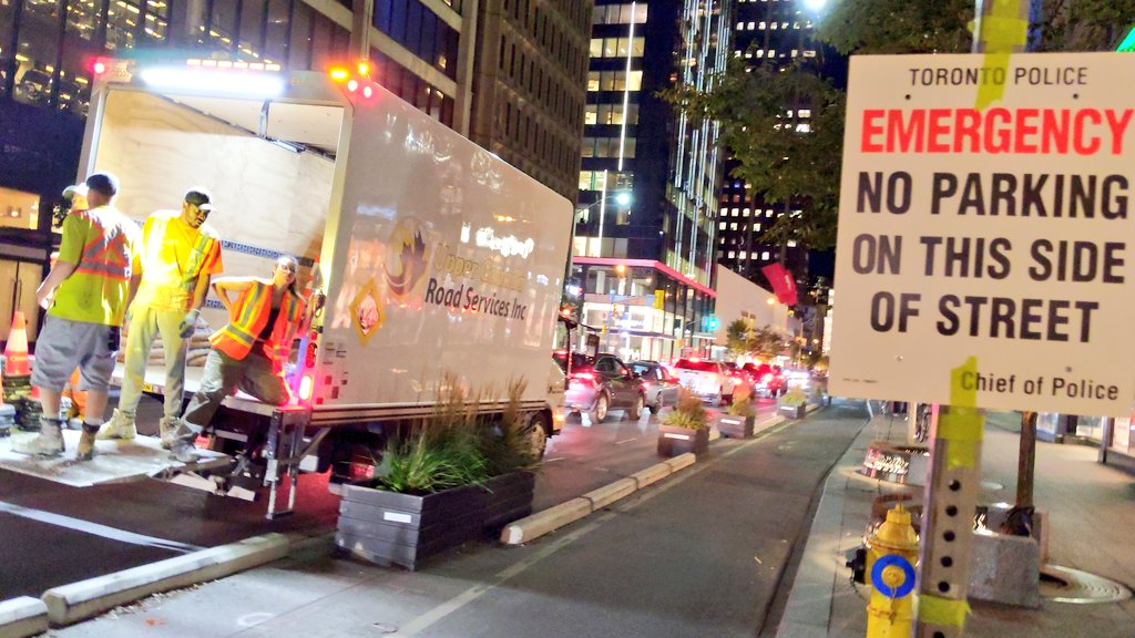 inHrEye's tweet image. Finally making the W. section of the #ActiveTO #BikeTO Bloor Street cycle track permanent tonight.
We are replacing the temp paint lines with reflective durable markings of the proper width, correcting tapers/symbols &amp;amp; adding intersection markings between Avenue &amp;amp; Sherbourne.