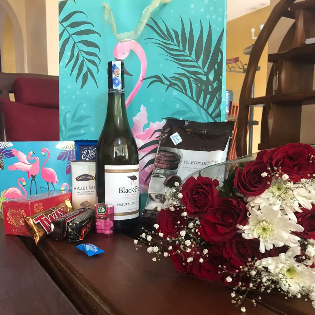 The_RedCareBox's tweet photo. Essential items, Delicious snacks 😋 and teas 🍵. Selfcare products all wrapped in our curated box 📦.

Make yourself Happy or your loved ones 😉☺️

#RedBox
#OnTheFlowEssentials
#FeelGoodFriday 
#SpreadingLoveOnePackageAtATime🎁 https://t.co/RsVZhAMP5h
