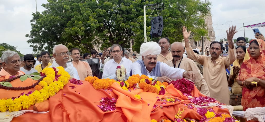 vpsbadnore's tweet photo. Grieved to hear that founder of  #LakulishYogUniversity #LifeMission International #GuruRajarshiMuni Ji
has taken Samadhi at the age of 93.
Paying obeisance to the great soul at #JakhanAshram 
#Limbdi 
#Gujarat https://t.co/eEeKOzPfsm
