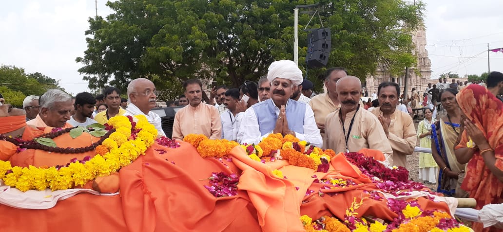 vpsbadnore's tweet photo. Grieved to hear that founder of  #LakulishYogUniversity #LifeMission International #GuruRajarshiMuni Ji
has taken Samadhi at the age of 93.
Paying obeisance to the great soul at #JakhanAshram 
#Limbdi 
#Gujarat https://t.co/eEeKOzPfsm