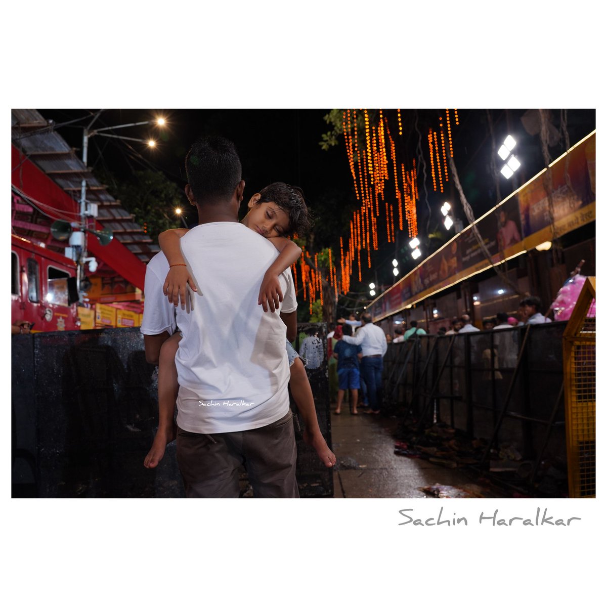 sachin_haralkar's tweet photo. Mumbai meri jaan.
People were seen jostling together at the auspicious hub in the heart of the city, for a last Darshan on Thursday of lalbaug cha raja.
#lalbaughcharaja #people #crowdedcity #lifeinmetrocity #streetphotoghraphyindia #dailystruggle #longque #Ganapati. https://t.co/XTi1SXkbM1