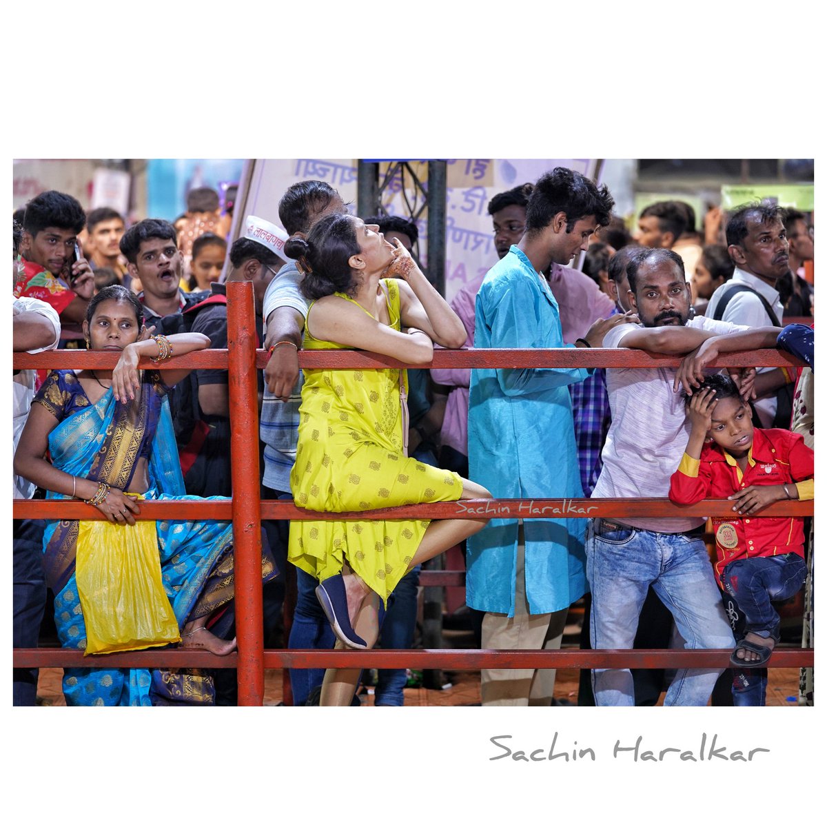 sachin_haralkar's tweet photo. Mumbai meri jaan.
People were seen jostling together at the auspicious hub in the heart of the city, for a last Darshan on Thursday of lalbaug cha raja.
#lalbaughcharaja #people #crowdedcity #lifeinmetrocity #streetphotoghraphyindia #dailystruggle #longque #Ganapati. https://t.co/iscKYV9H0z