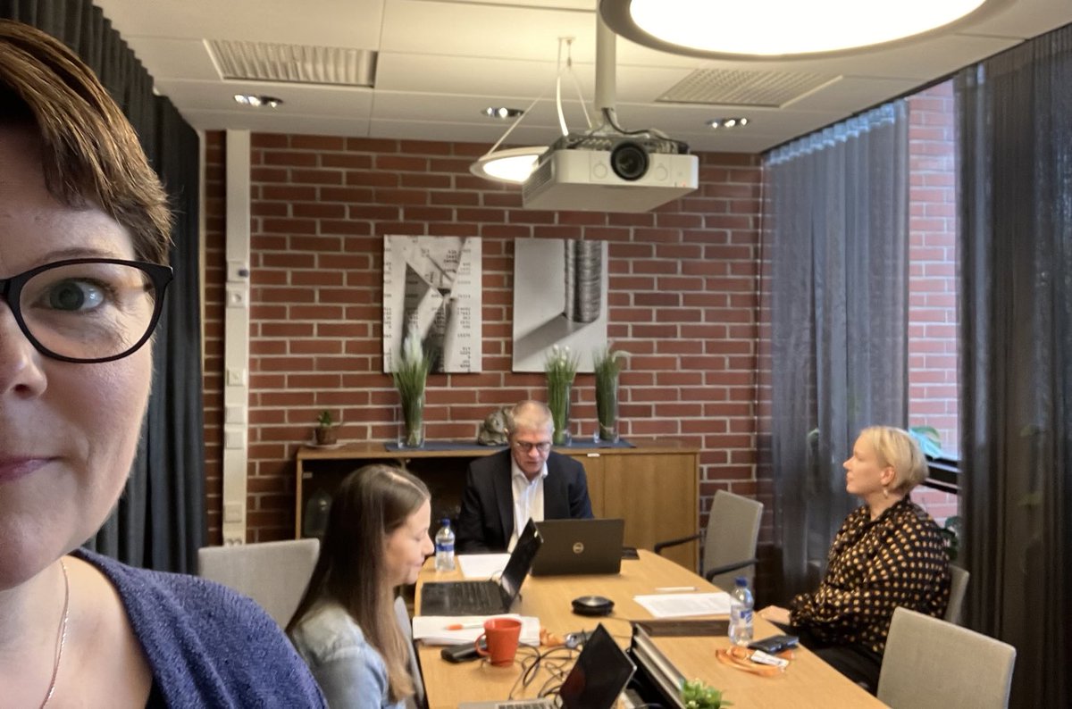 Aamun tapaaminen tärkeiden KT- yhteyshenkilöiden kanssa. Heitä on noin 900 ja jatkossa tapaamme kuukausittain. Tänään aiheena #työmarkkina katsaus ⁦<a href="/MarkkuJalonen/">Markku Jalonen</a>⁩. ⁦<a href="/OinonenSuvi/">Suvi Oinonen</a>⁩ ja ⁦<a href="/tanniinat/">Anniina Tuomi</a>⁩ keskusteluttavat syksyn yhteistyöstämme ⁦@kuntatyonantaja⁩