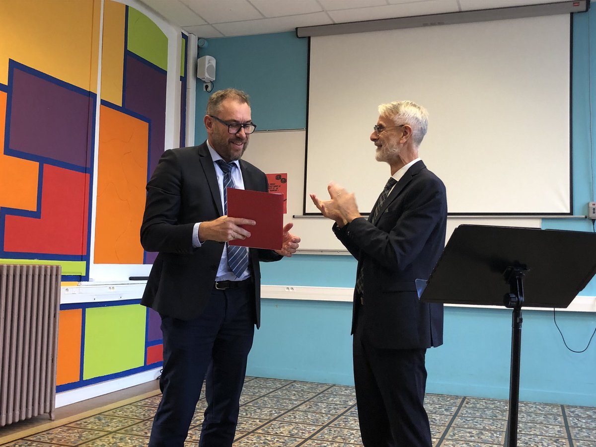 DDEC_35's tweet photo. Présentation et remise de sa lettre de mission par @pelle_michel à Stéphane le Devehat, nouveau directeur du collège Choisy de Saint-Malo. https://t.co/epKUCXHdDb