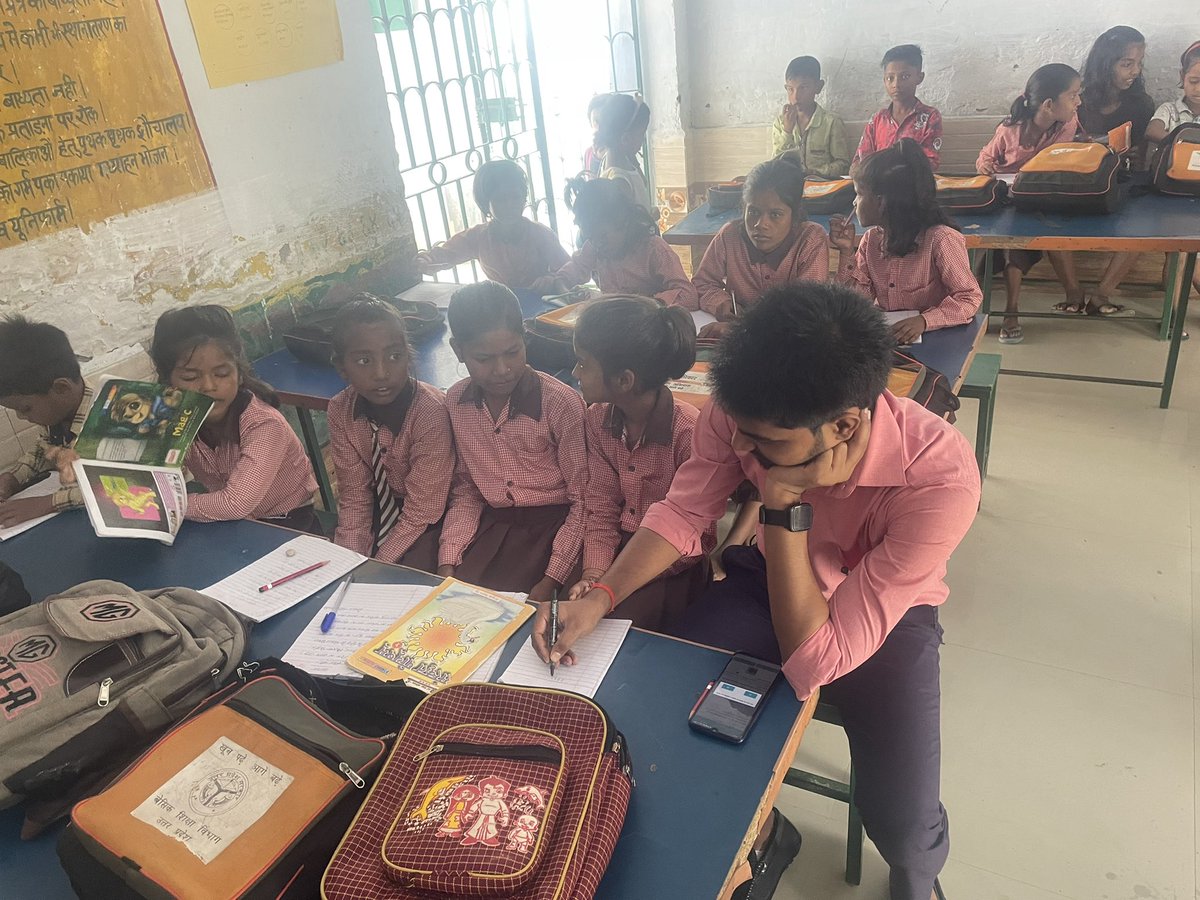 बच्चों के छोटे हाथों को चाँद सितारे छूने दो 
चार किताबें पढ़ कर ये भी हम जैसे हो जाएँगे 
~निदा फ़ाज़ली
#EducationForAllChildren