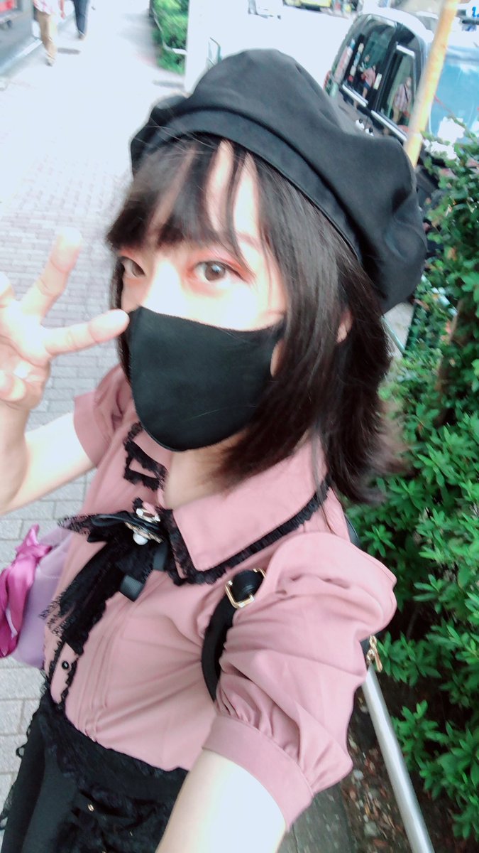 KananBarSLY's tweet photo. 皆さまお久しぶりです！🐬
就活してまして、無事終わったのでまたお店出勤していきます…！
9/23、祝日にほたるさんと一緒にいます！そういや全然���てなかったな～🤔と思った方、ぜひお待ちしております🙏
写真は就活ついでに行った新宿で撮ったやつです💕
#MixBarSLY2 #女装男子 https://t.co/pVktBg9NjH
