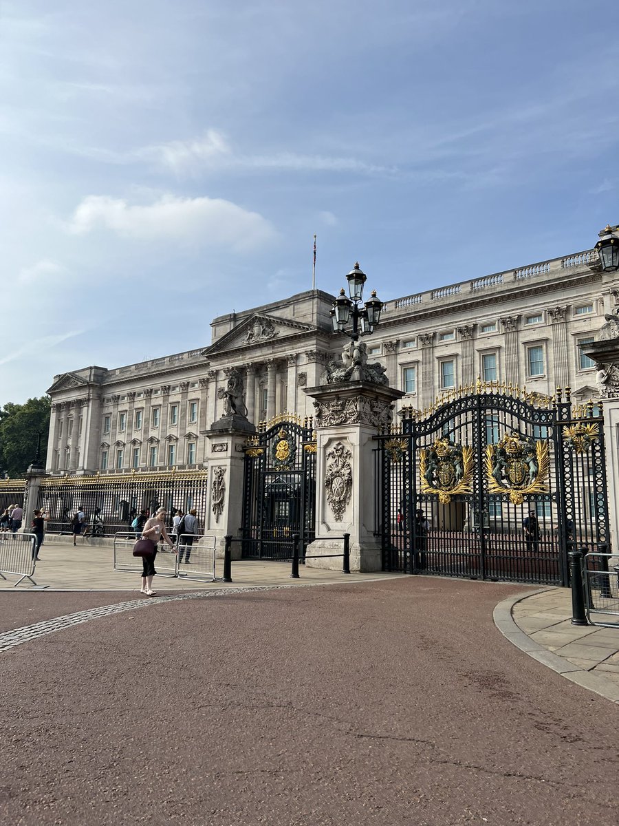 breeceeuh_'s tweet photo. For a monarch to survive in this evolving world is amazing. Gods speed to a Queen whose reign was everlasting. 🇬🇧💙❤️ #buckinghampalace https://t.co/9n4260u4mL