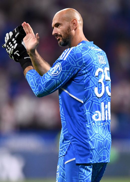 txny_ol's tweet photo. Vous voulez voir qui titulaire dans les buts à l'OL ? 

- Fav ❤️ : Riou
- RT 🔄 : Lopes https://t.co/cAzOoQ9ctK