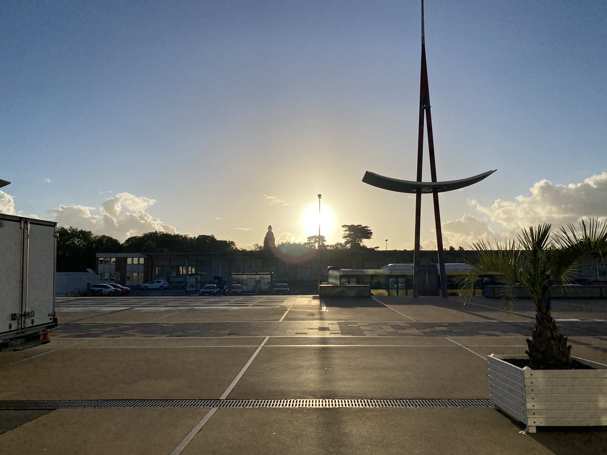 jugsummercamp's tweet photo. Les participants arrivent ! #jugsummercamp #larochelle

☕️ 🥐 https://t.co/fvbDYJg7fA