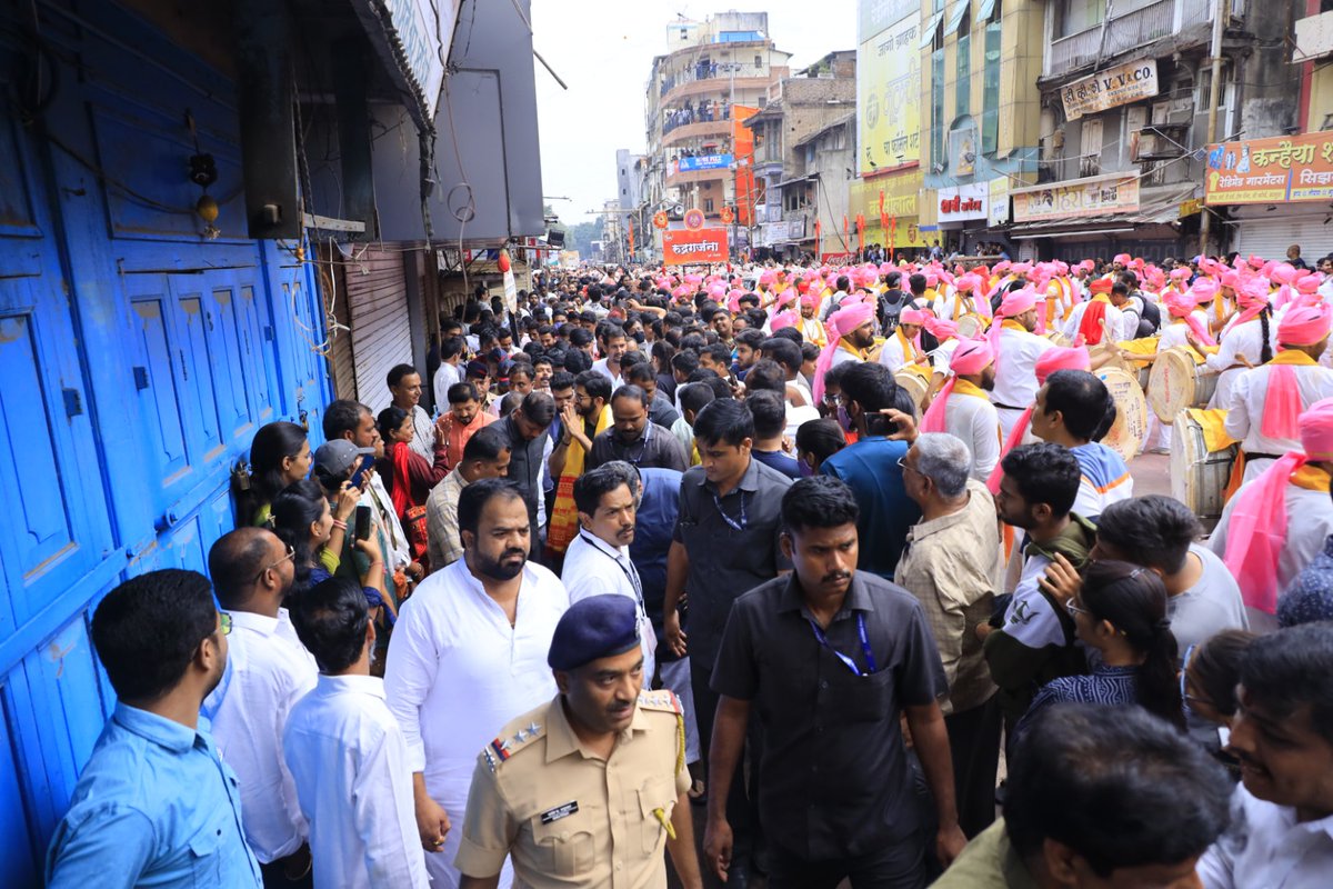 AUThackeray's tweet photo. पुण्यातील श्रीमंत दगडू शेठ हलवाई गणपतीचे दर्शन घेऊन बाप्पाच्या विसर्जन मिरवणुकीत सहभागी झालो. https://t.co/k4apwmne0Z